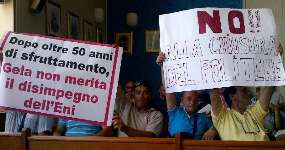 L'Eni snobba totalmente il consiglio comunale, i camionisti protestano in aula - 