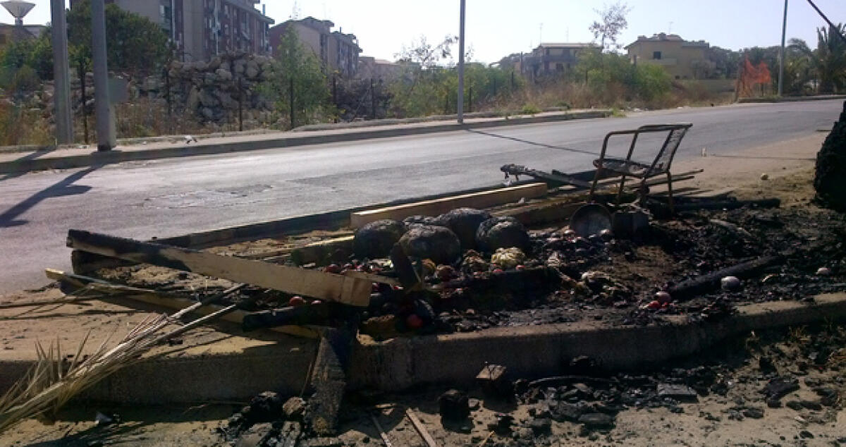 L'hanno voluta colpire? Un incendio devasta bancarella frutta - 