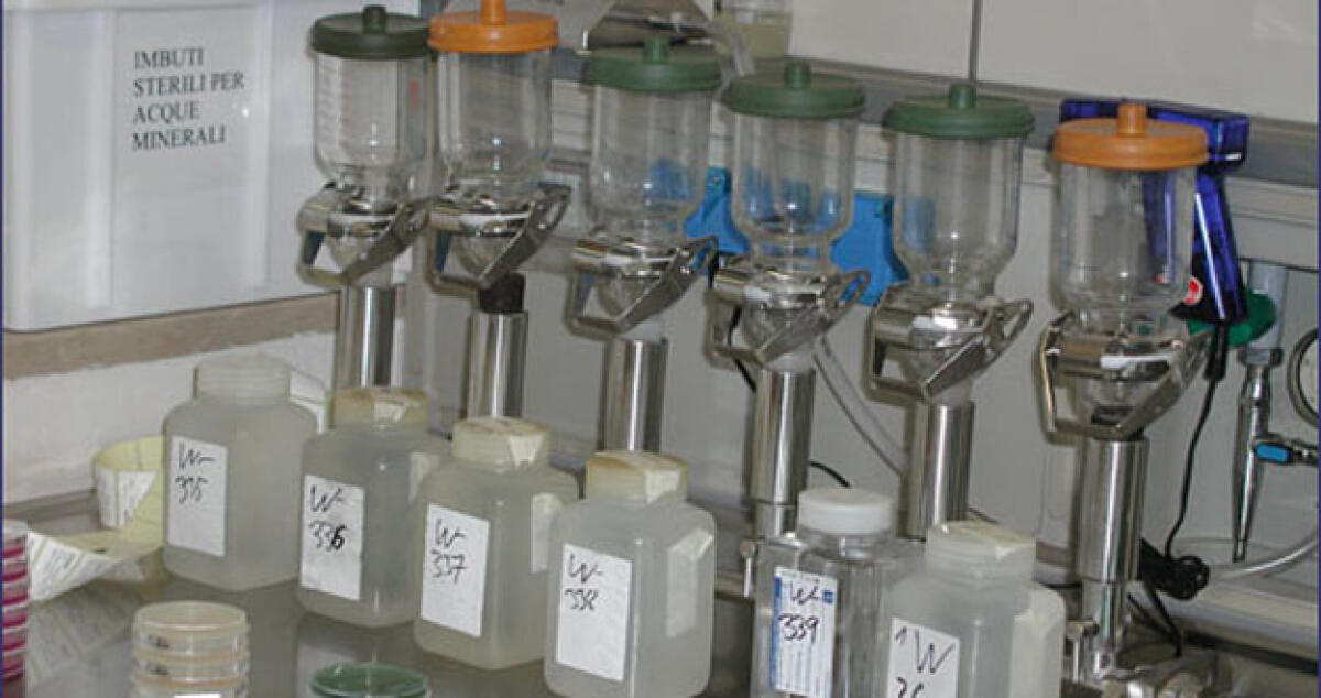 Qualità dell'acqua sotto esame, tecnici Asp in diversi esercizi commerciali - 