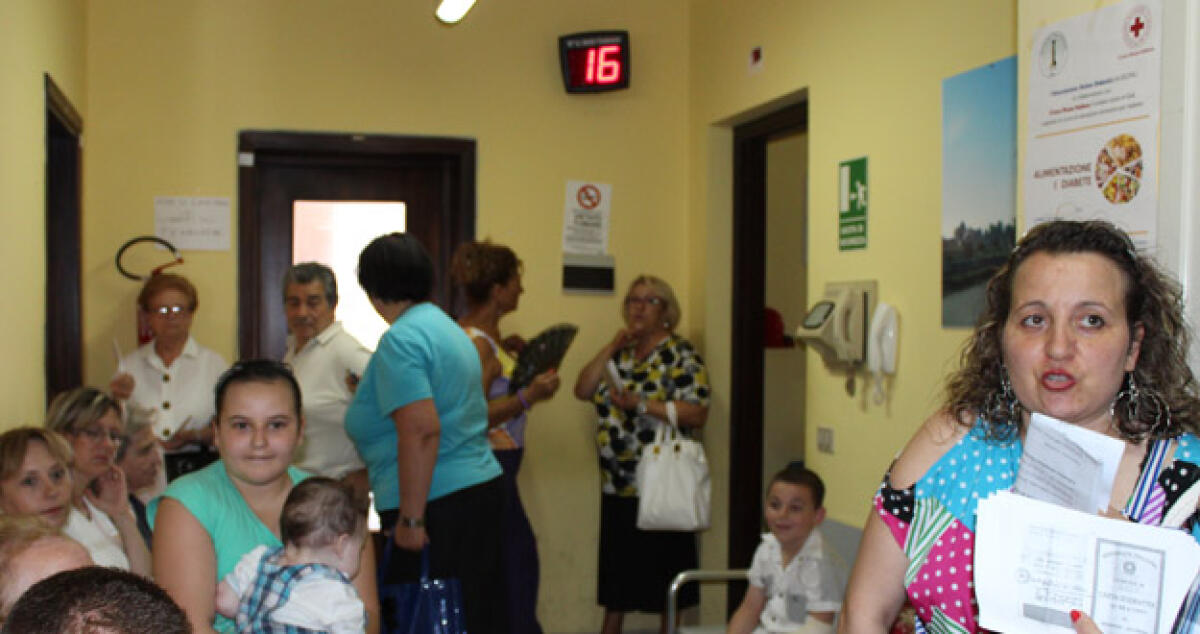 In coda all'alba per l'esenzione ticket, caos in via Parioli - 