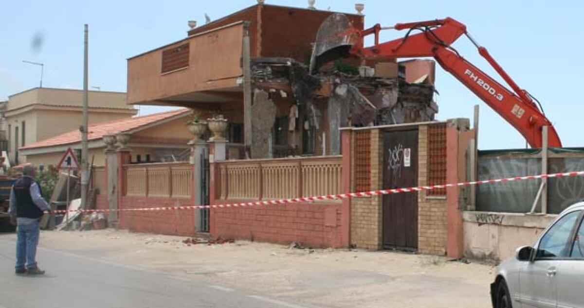 Acquisiti dal Comune ma gli abusivi continuano a costruire: I casi sospetti - 