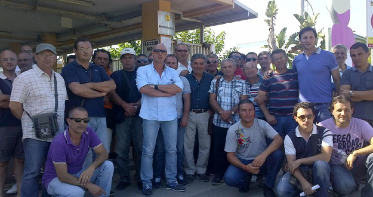 Stop agli straordinari,  gli operai esclusi dell'indotto bloccano gli accessi Eni - 