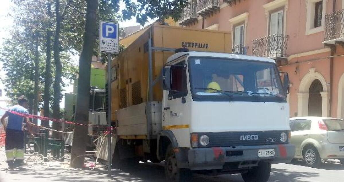 Triplo guasto alla rete, mezza città al buio da oltre sei ore: gravissimi disagi - 