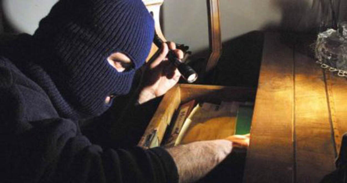 Mette a soqquadro appartamento e lascia impronte: Condannato giovane ladro - 