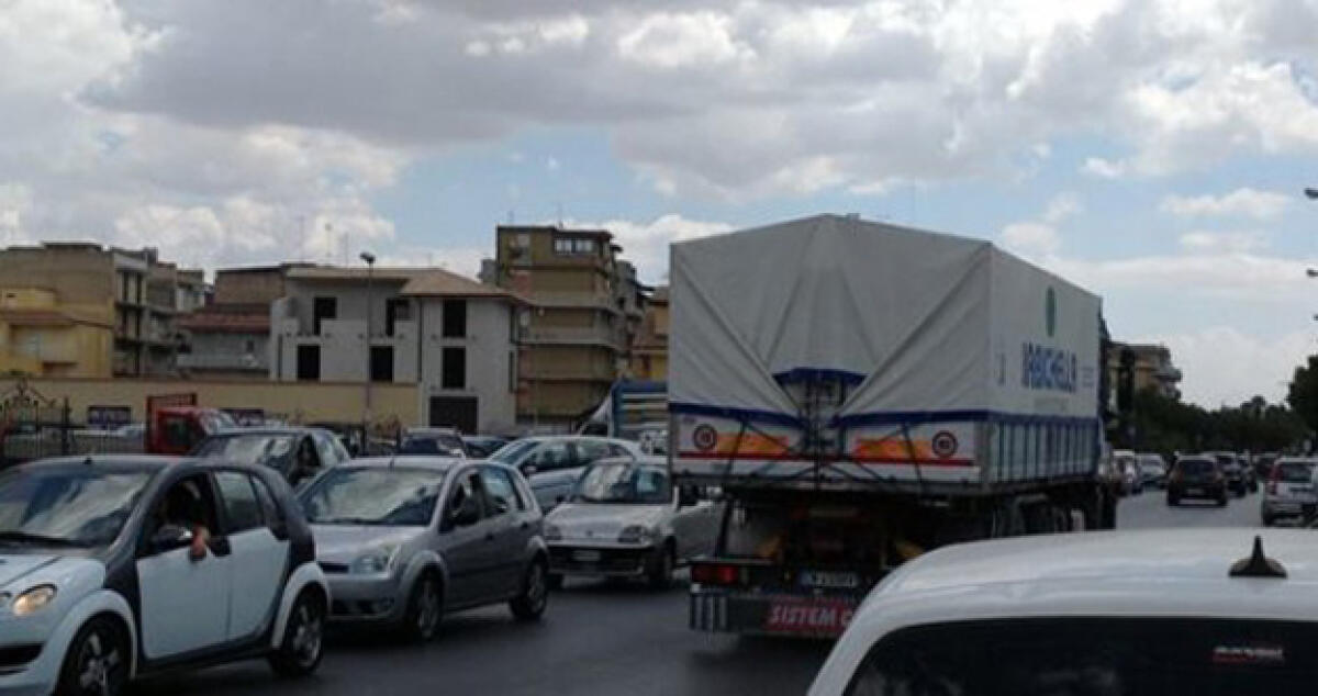 Ordinanza violata, il Comune fa cassa con i Tir multati in via Venezia - 