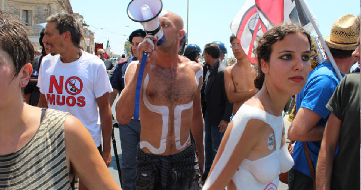 Otto attivisti sulle antenne della base Usa, protesta No Muos continua - 