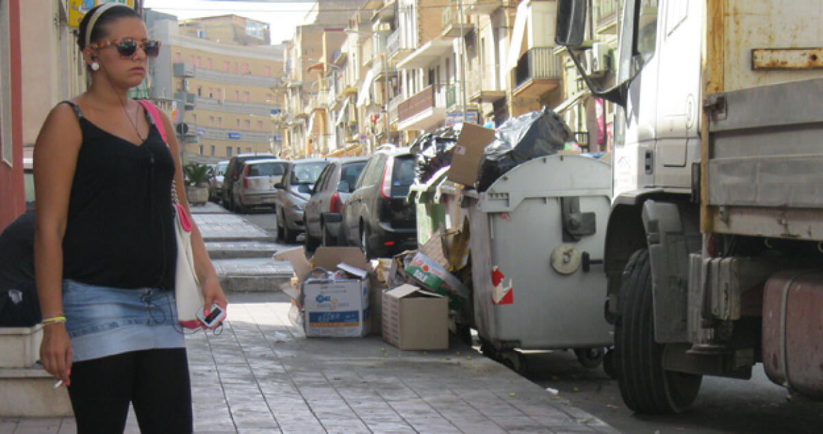 Percolato e rifiuti alla fermata urbana, disagi in via Cascino - 