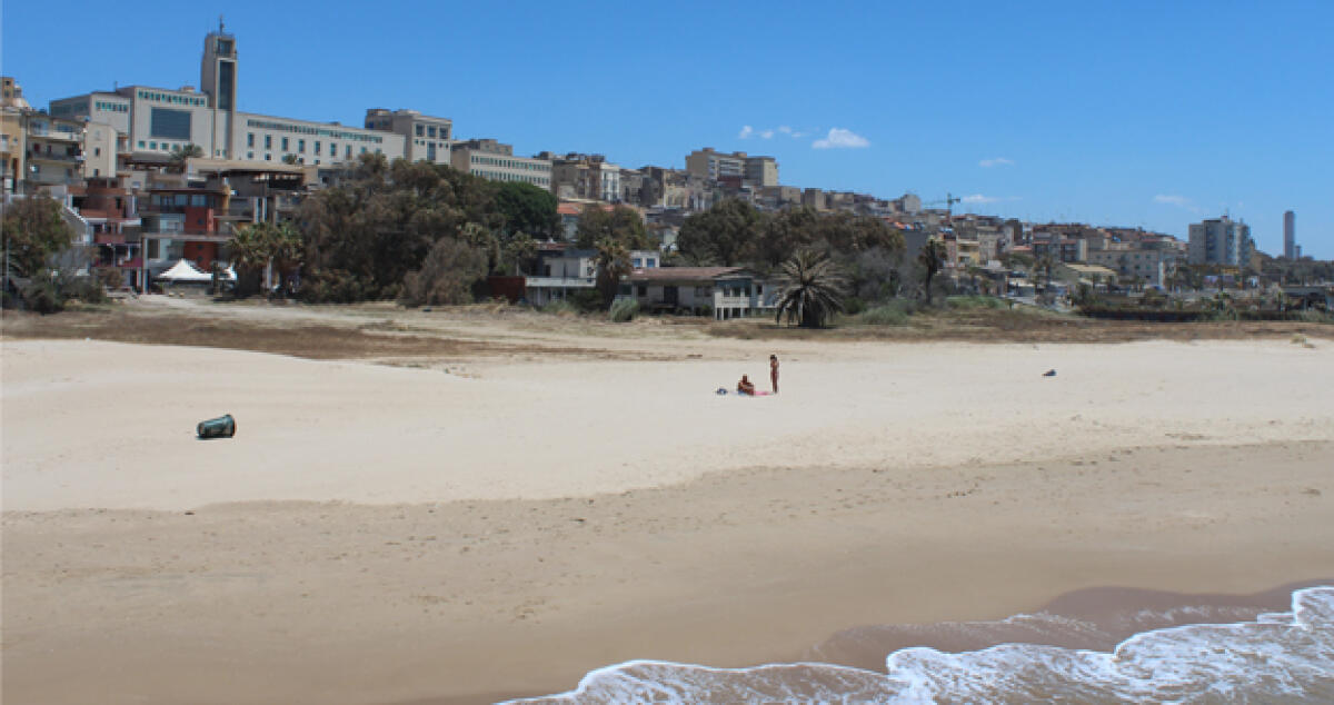 Spiaggia occupata abusivamente, denunciata titolare stabilimento balneare - 