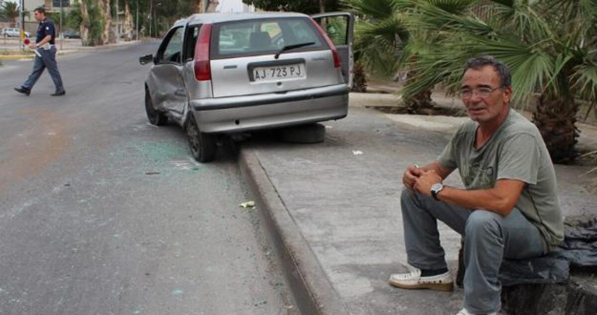 Scene da far west in via Cascino, si vendica speronando con l'auto il rivale - 