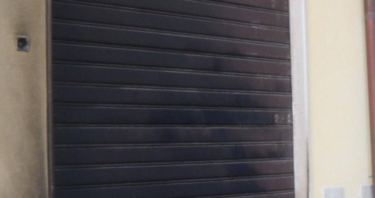 Fiamme ad ingresso parrucchieria: Danneggiata una saracinesca - 