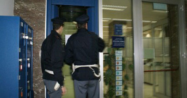 polizia-sportello-bancomat.jpg