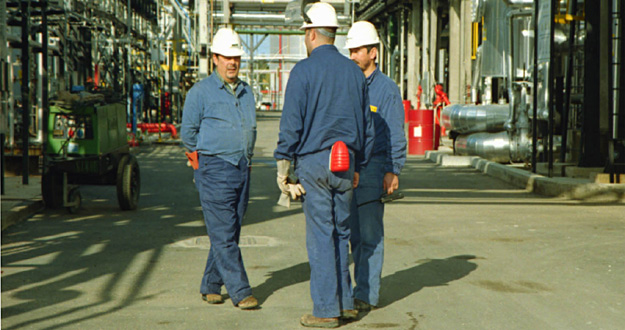 lavoratori-petrolchimico-2.jpg