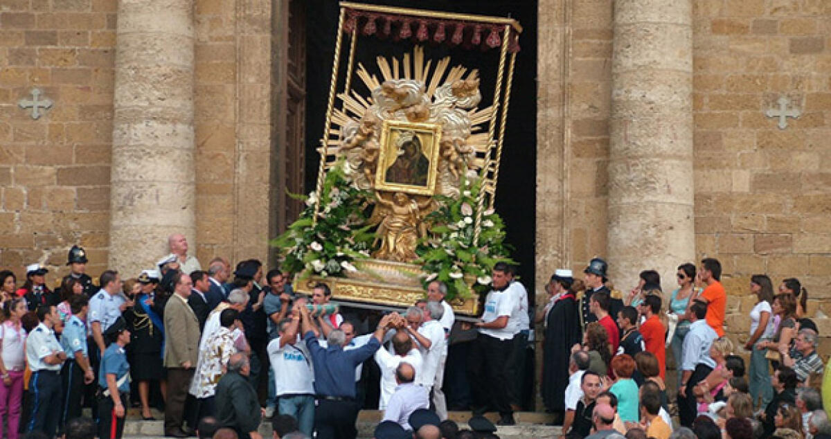 L'austerity colpisce la festa della patrona: Poche luci e tanta devozione - 