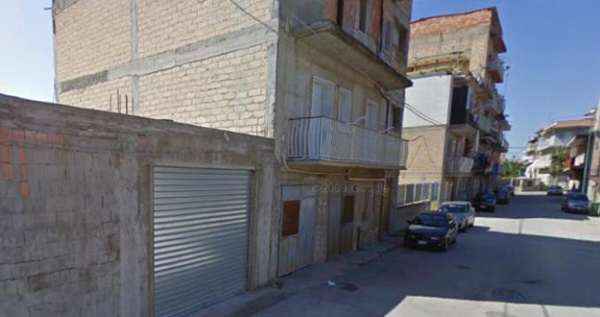 Avvertimento nella notte, 5 colpi di pistola contro il garage di un carrozziere - 