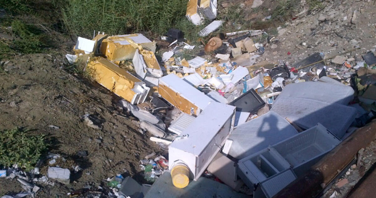 Come smaltire rifiuti speciali? Si depositano nel canale di Femmina Morta - 