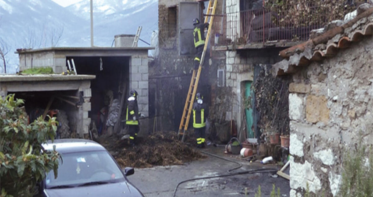Data alle fiamme una casa rurale, un tentativo di furto non riuscito? - 