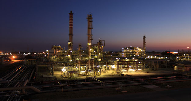 petrolcmimico-Gela-notte.jpg