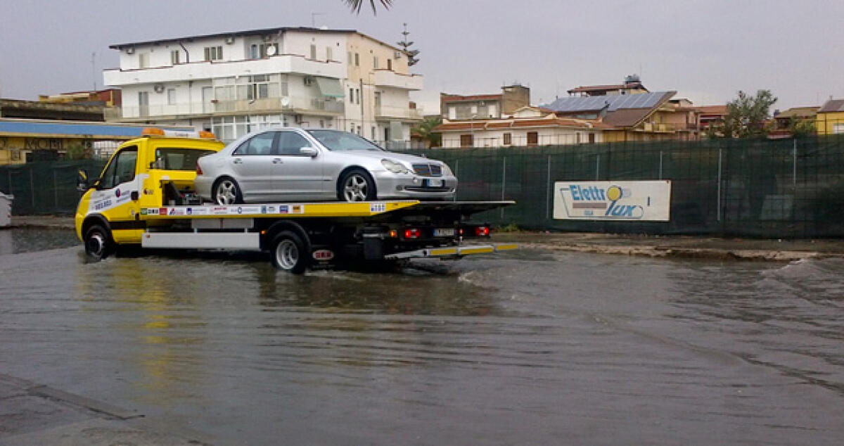 Ondata di maltempo, Via Venezia invasa da acqua: Smottamento sul lungomare - 