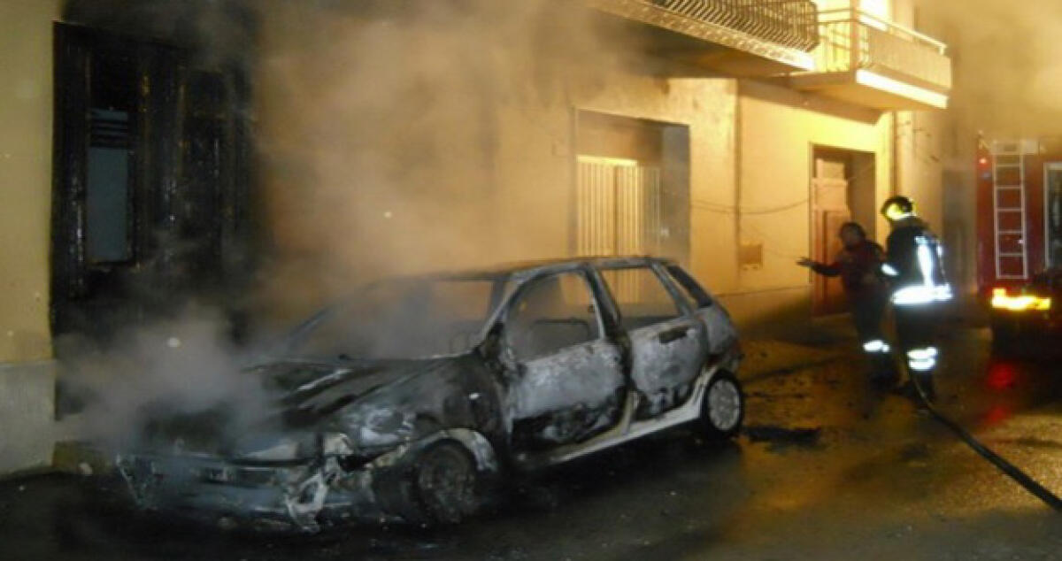 Fiamme a Sant'Ippolito, rogo distrugge auto intestata a coniugi - 