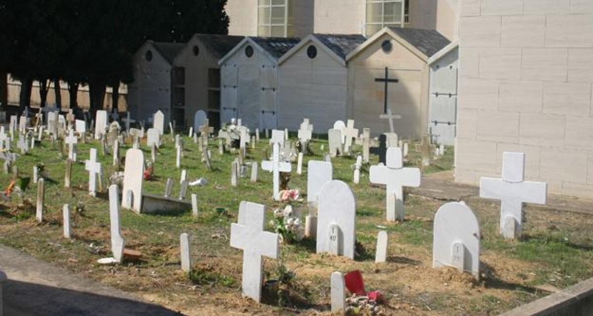 Non sentono la sirena, tre anziani "prigionieri" al cimitero - 