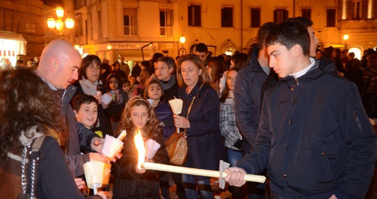 “Quei medici continuano a operare” , centinaia alla fiaccolata per Gloria -
