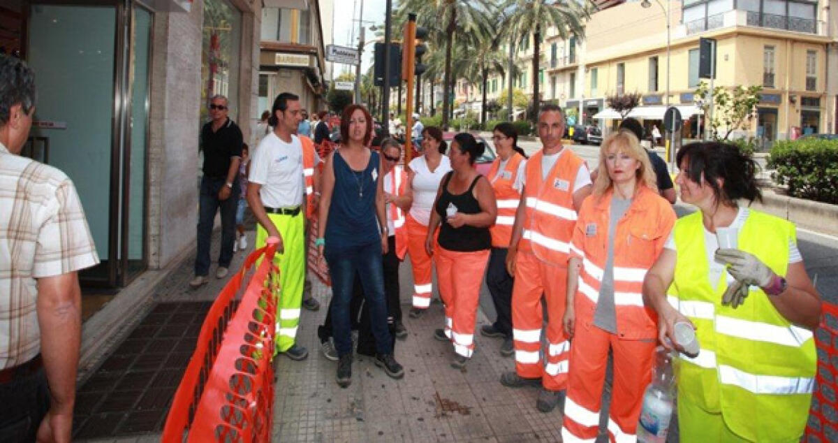 Lavorava insieme agli indigenti: Scoperta falsa povera, avviata indagine - 