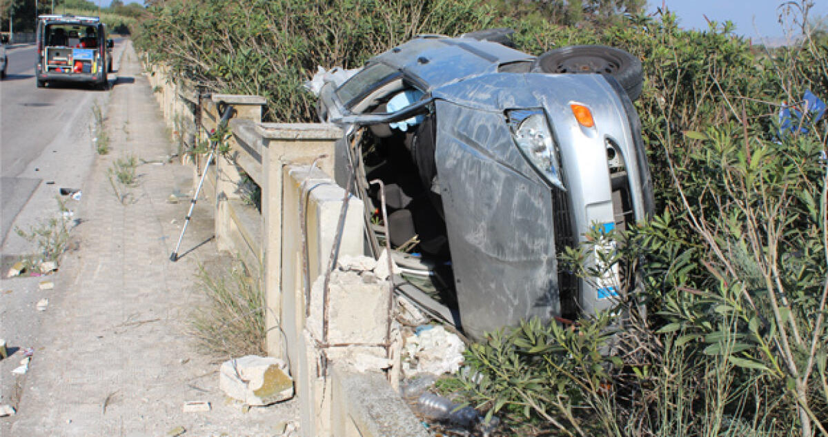 Si ribalta con la sua "Focus" finendo oltre il muretto di recinzione - 