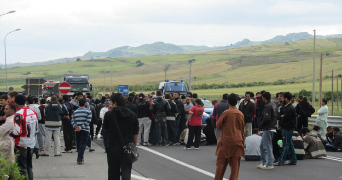 Protesta migranti, paralizzata la Gela-Catania: Lunghe attese e tensione -