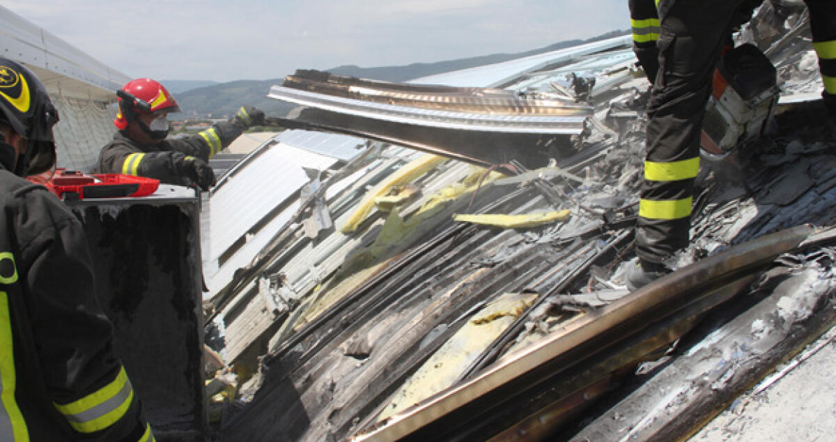 Rogo nell'ex area Comeco della fabbrica Eni, in fumo centinaia documenti - 