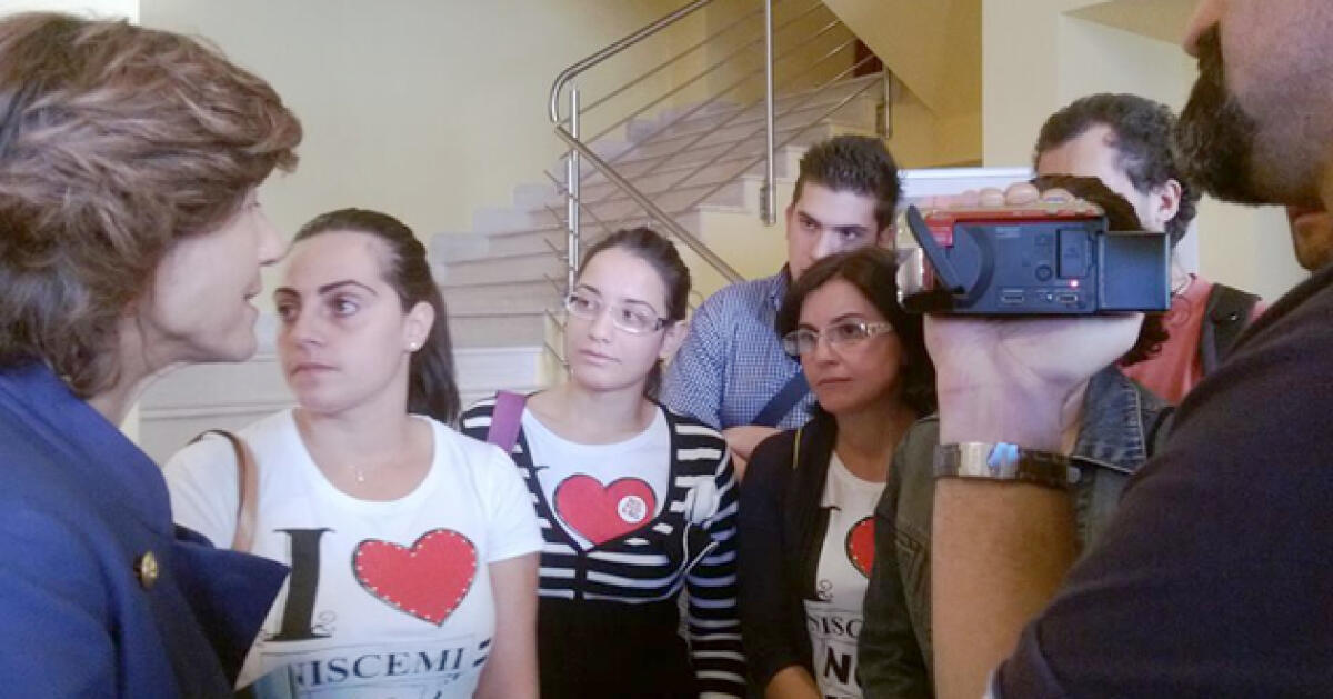 Convegno sui liberi consorzi assediato dalle mamme No Muos, assente Crocetta - 