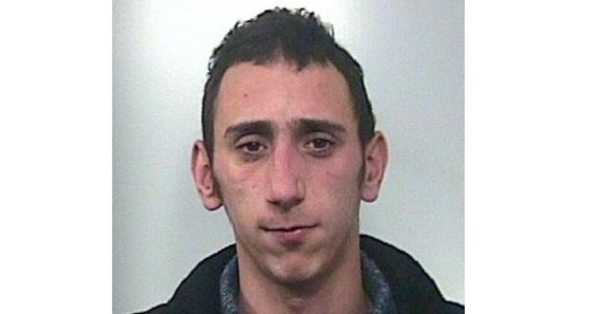 Lo fermano per un controllo e tenta di colpire con una spranga i carabinieri - 