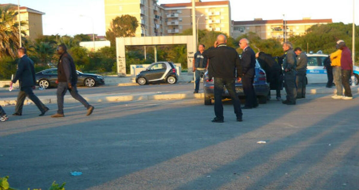 Blitz alla rotonda est: Sequestrata merce contraffatta, fermate auto ambulanti - 