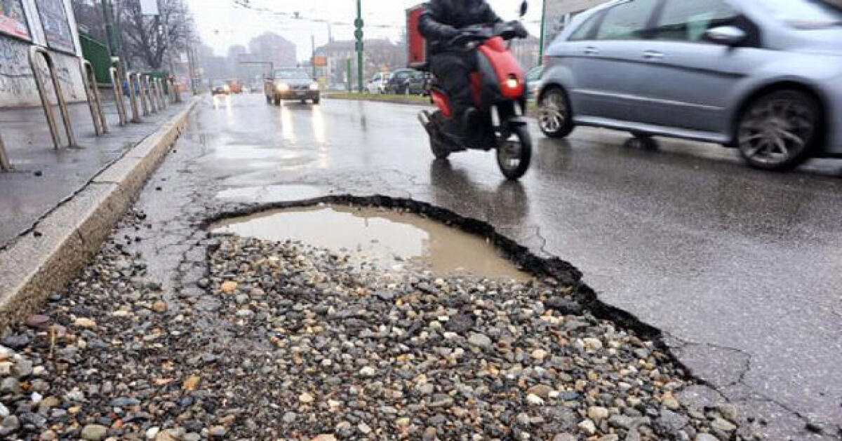 Si procurò ferite per una buca, pensionata chiede 13mila euro al Comune - 