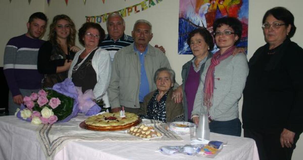Nonna Emanuela spegne 101 candeline, l'abbraccio di figli, nipoti e pronipoti - 