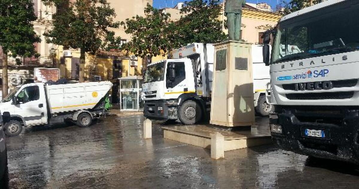 Due mesi di ritardo negli stipendi, i netturbini portano i rifiuti in piazza - 