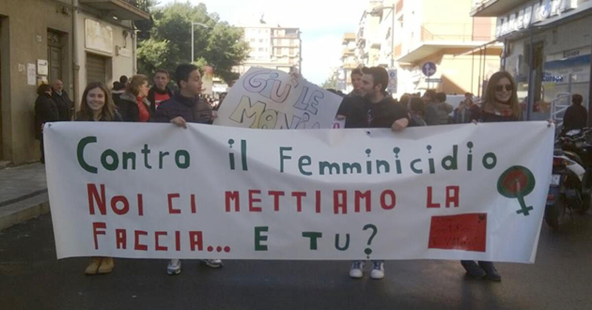 Femminicidio: studenti e associazioni manifestano contro la violenza - 