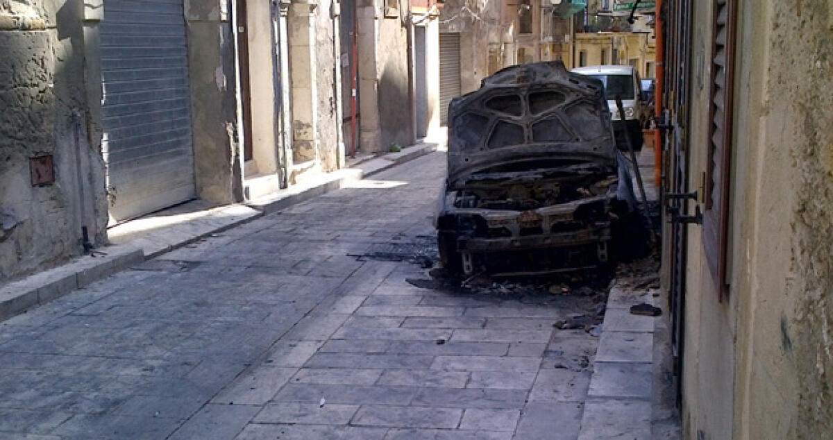 Due incendi in poche ore: Si valutano cause fiamme a furgone e auto - 