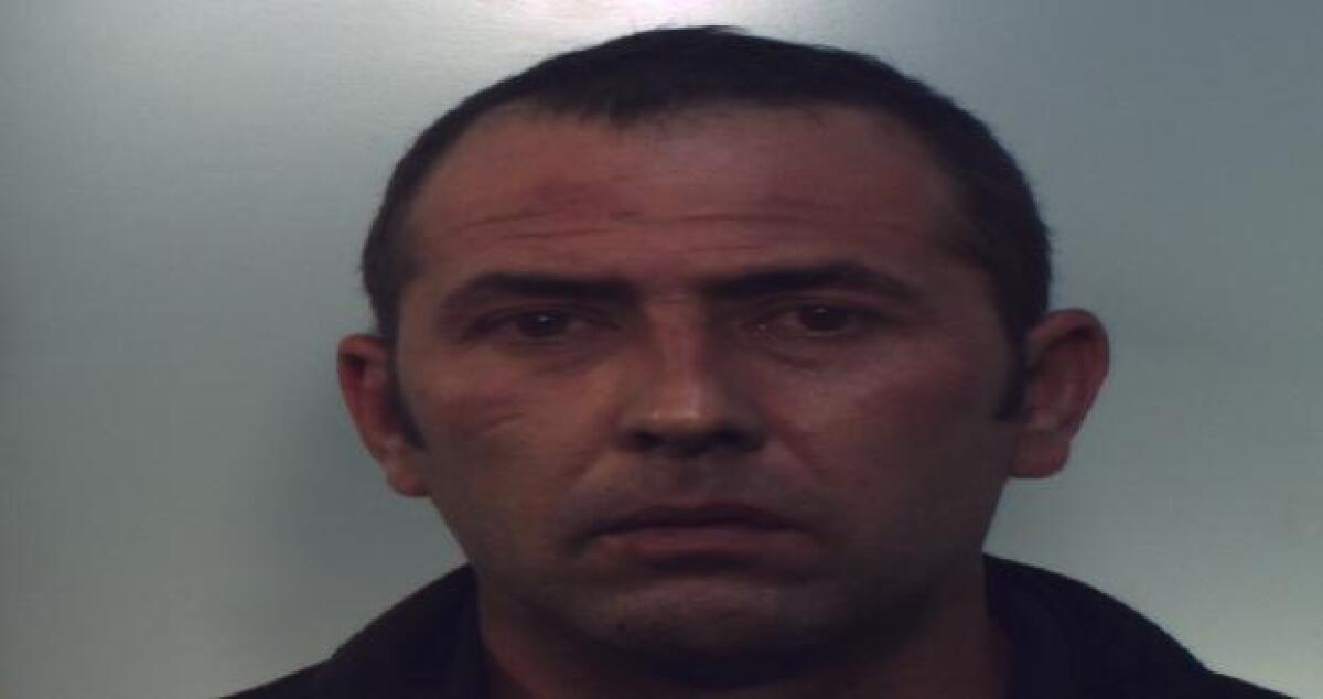 Calci e pugni alla convivente, arrestato un rumeno violento - 