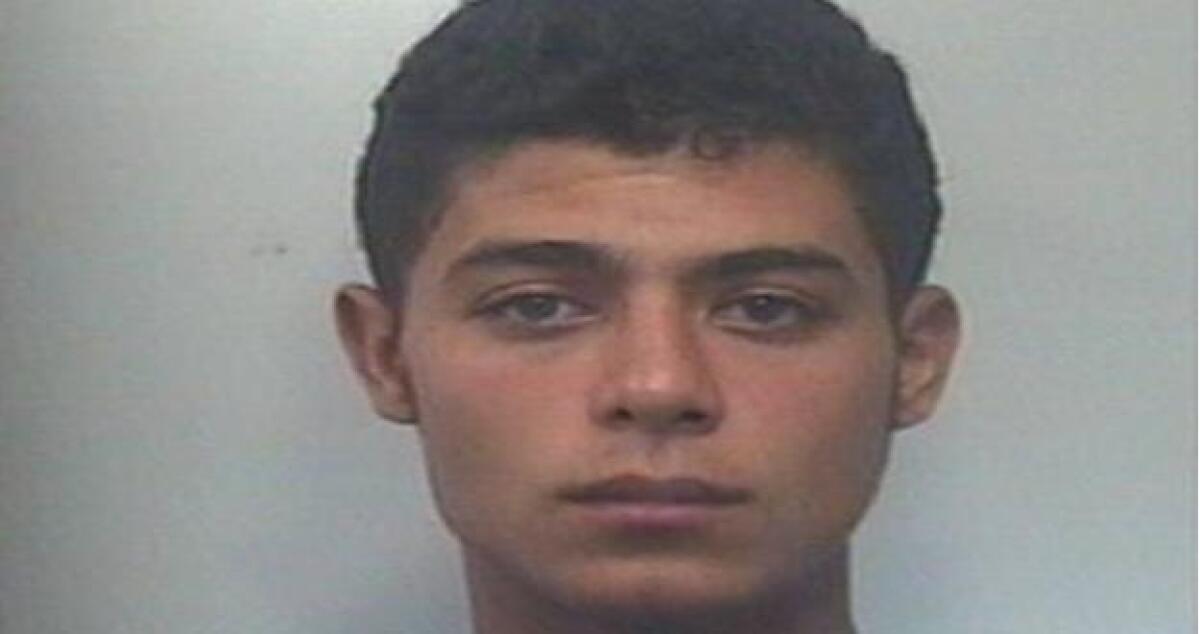 Trovato all'interno di un auto con due coltelli, arrestato anche per evasione - 