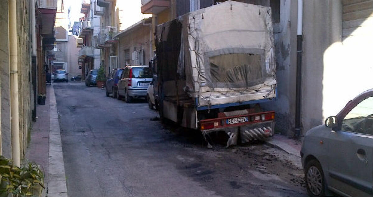 Incendio a San Giacomo, le fiamme ad un furgone domate dai carabinieri - 