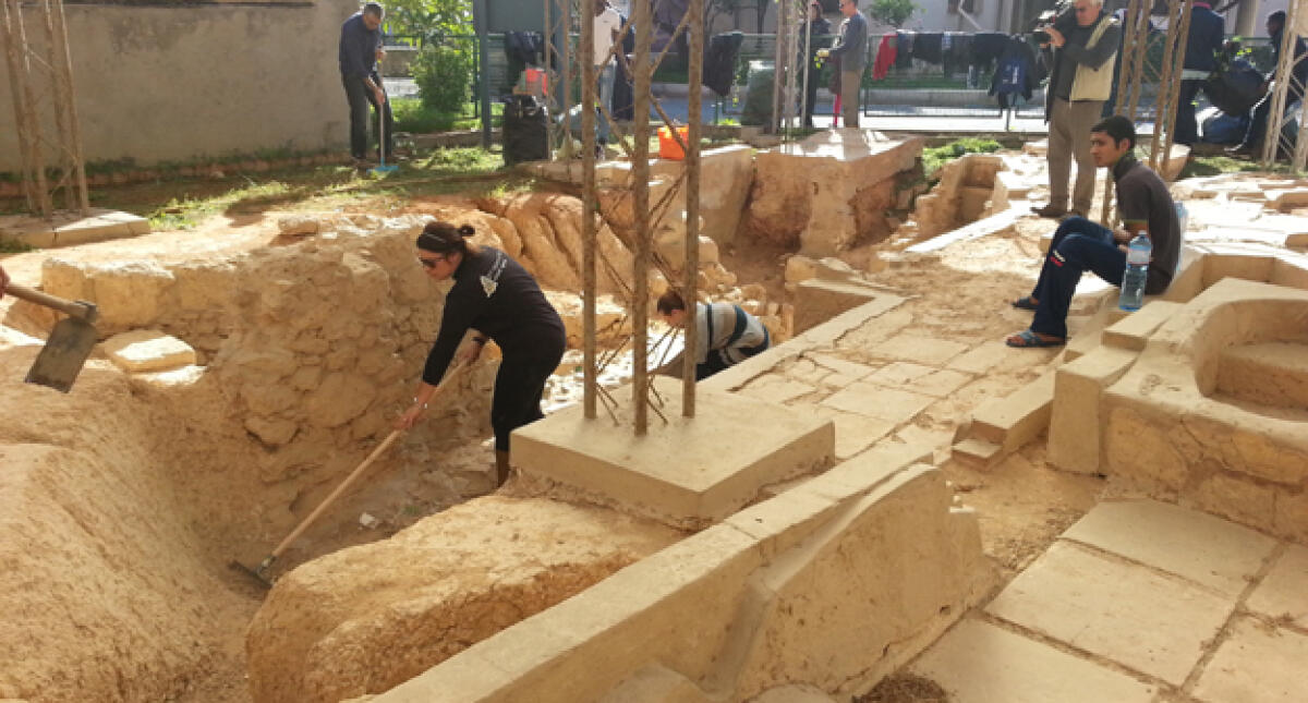 Integrazione e archeologia, volontari e rifugiati politici puliscono i bagni greci - 
