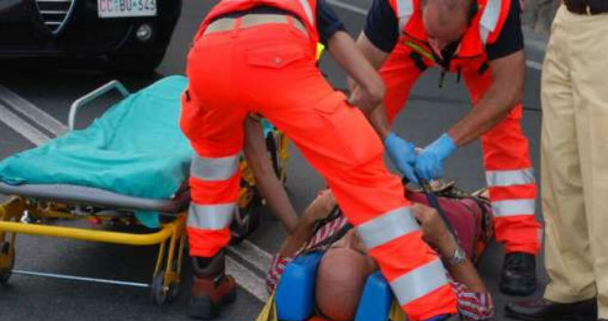 Schianto notturno contro un albero: Quattro giovani soccorsi sul lungomare - 