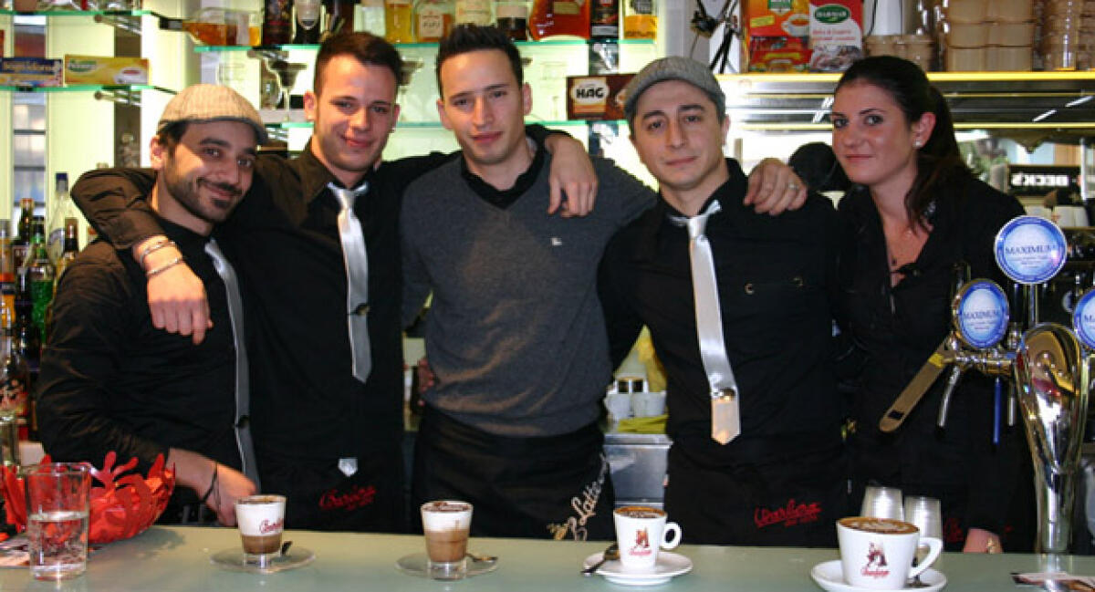 L'arte del cappuccino nelle creazioni di un maestro al bar La Capannina - 