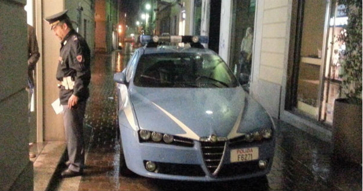 Forzano portone in centro storico: Arrivo polizia fa fuggire ladri - 