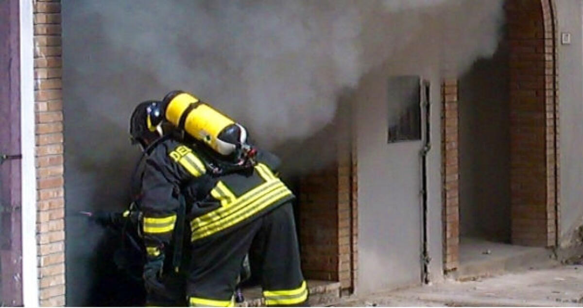 Incendio in abitazione via Umbria: Vigili del fuoco allertati da residenti - 