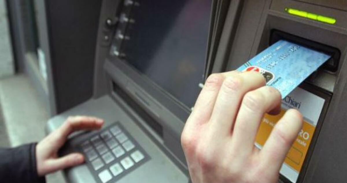 Ruba carte bancomat ad una donna e preleva denaro: Arrestato dalla polizia - 