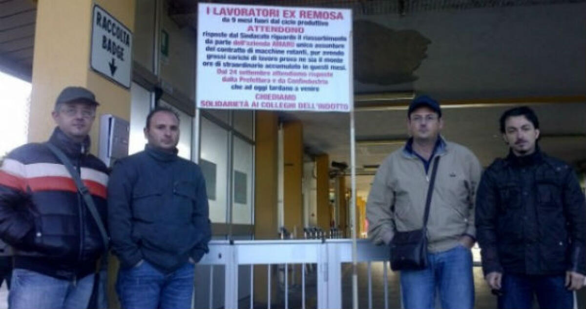 Ex Remosa senza lavoro, protesta in prefettura: Ricevuti da un funzionario - 