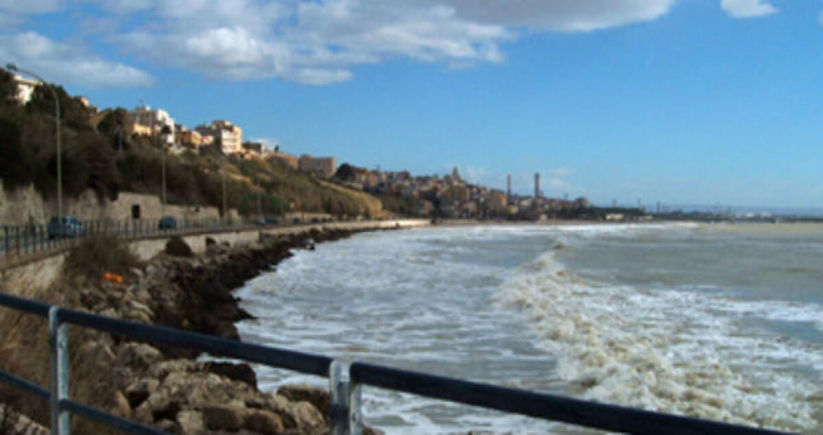 Voleva farla finita? Donna rintracciata sul lungomare insieme ai figli - 