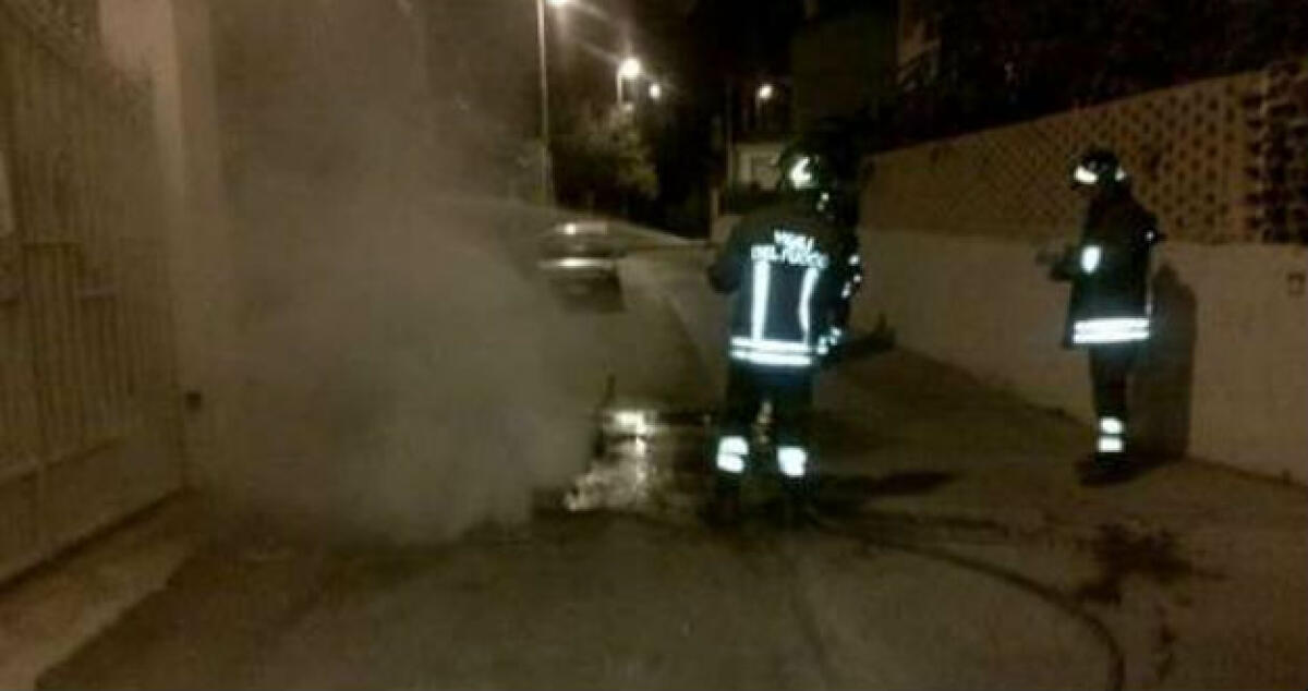 Fiamme distruggono scooter in via Veronese: Proprietario esclude minacce - 