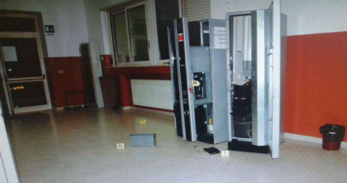 Ladri all'Ipia "Fermi": Scassinati i distributori automatici di bevande - 